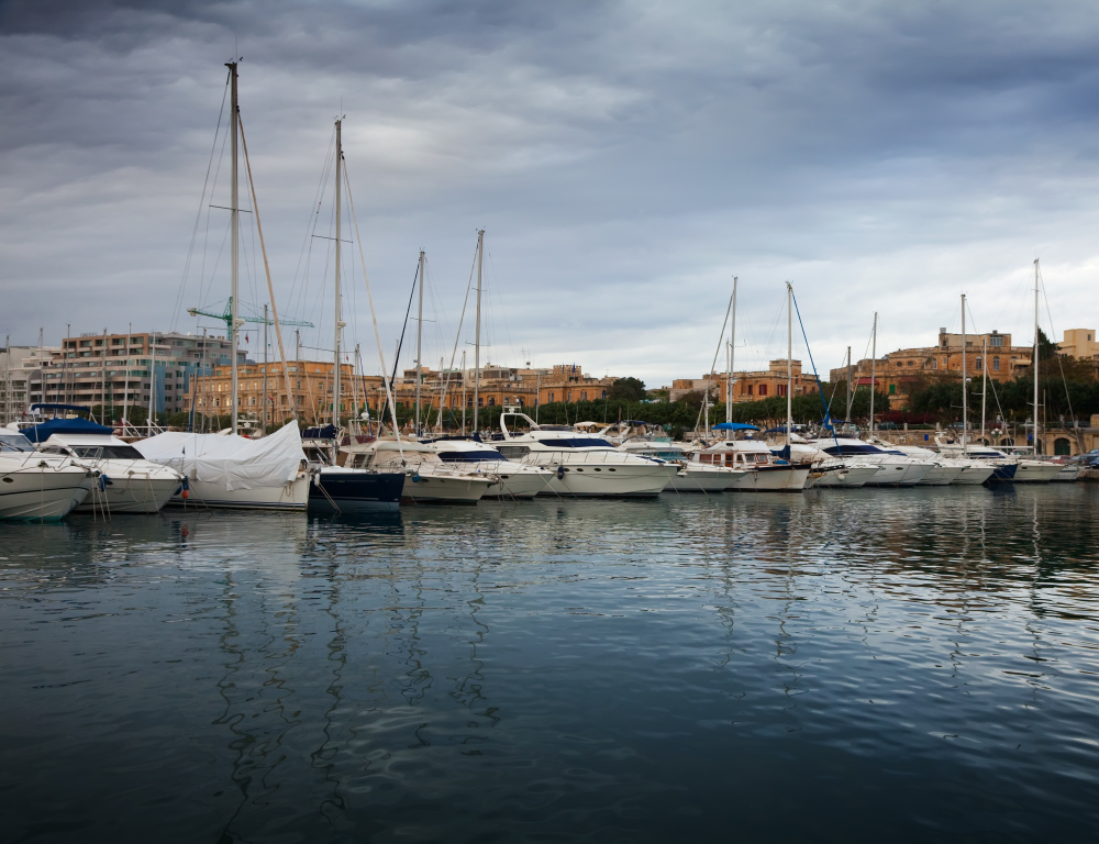 Yate de lujo en aguas cristalinas